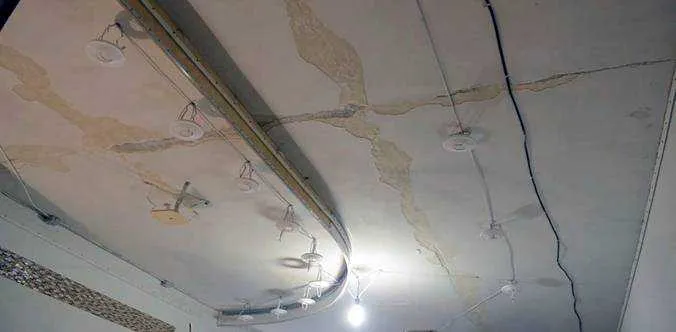 Крепление монтажного кабеля к потолку