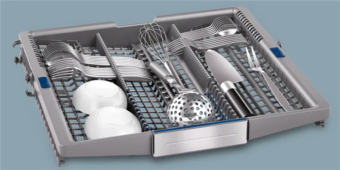Третья корзина varioDrawer вмещает столовые приборы, половник, длинные ножи и кофейные чашки, что позволяет рационально использовать внутреннее пространство посудомоечной машины.